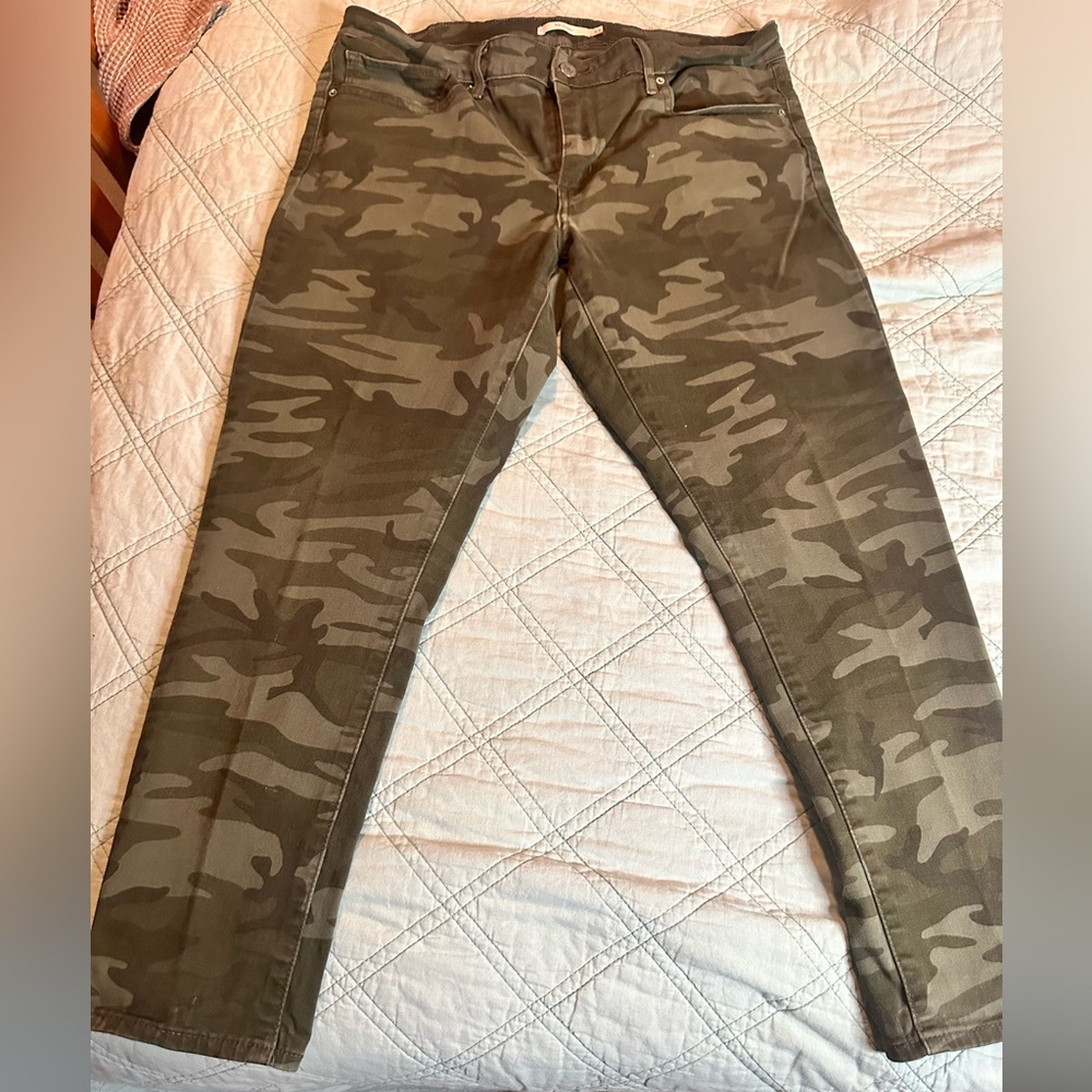 Women’s Levi camo jeans. Size 33 waist